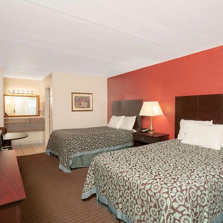 Days Inn By Wyndham Кейв Сити Екстериор снимка