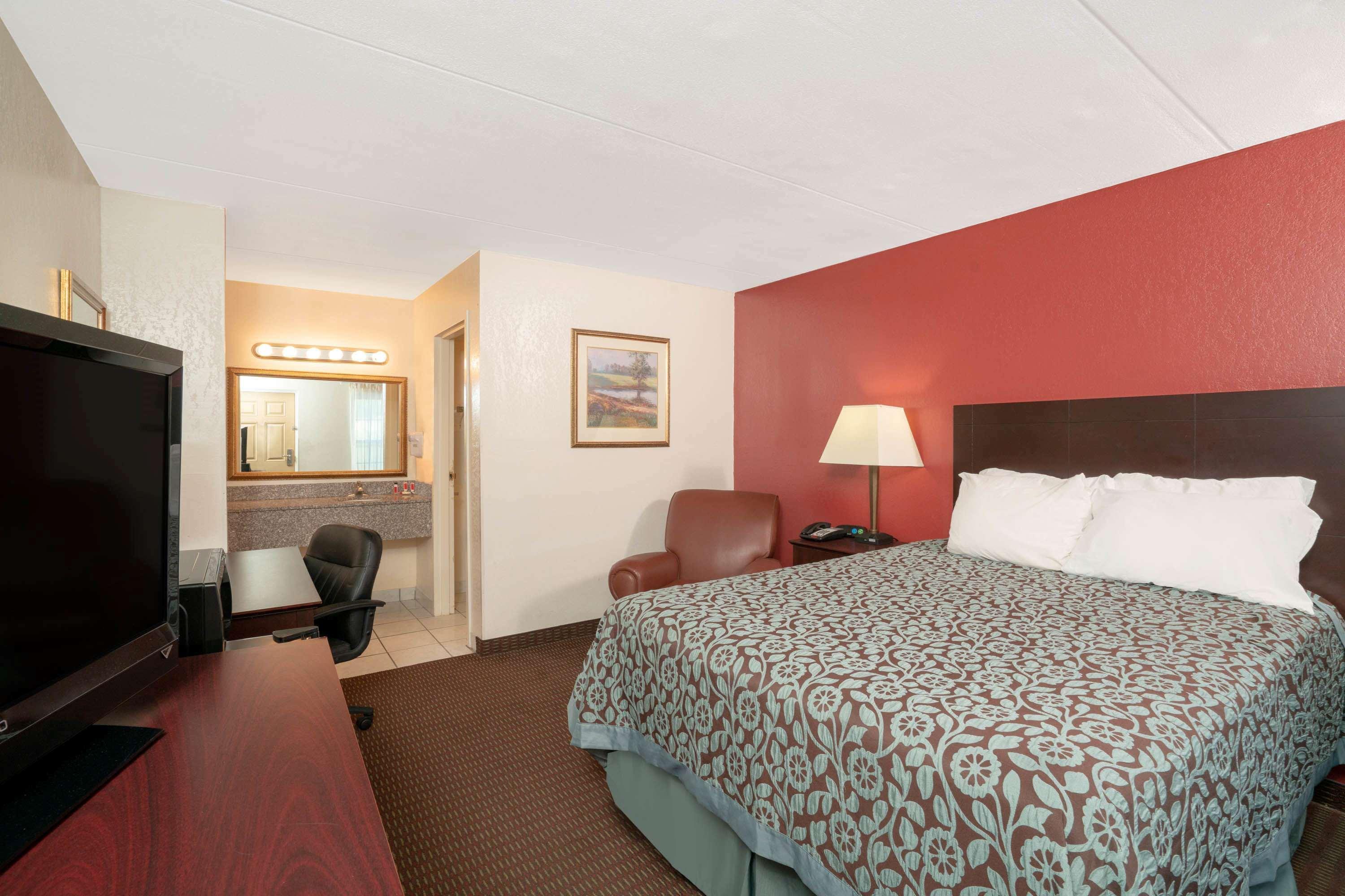 Days Inn By Wyndham Кейв Сити Екстериор снимка