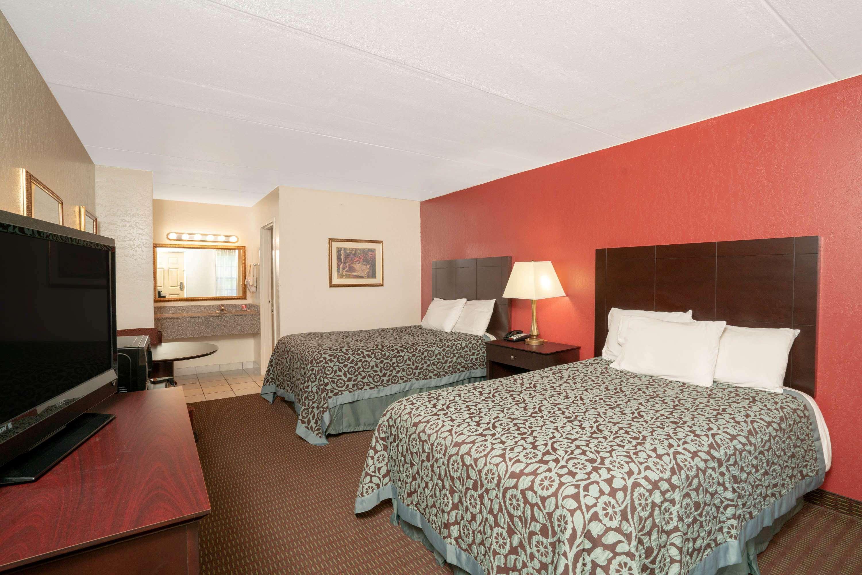 Days Inn By Wyndham Кейв Сити Екстериор снимка