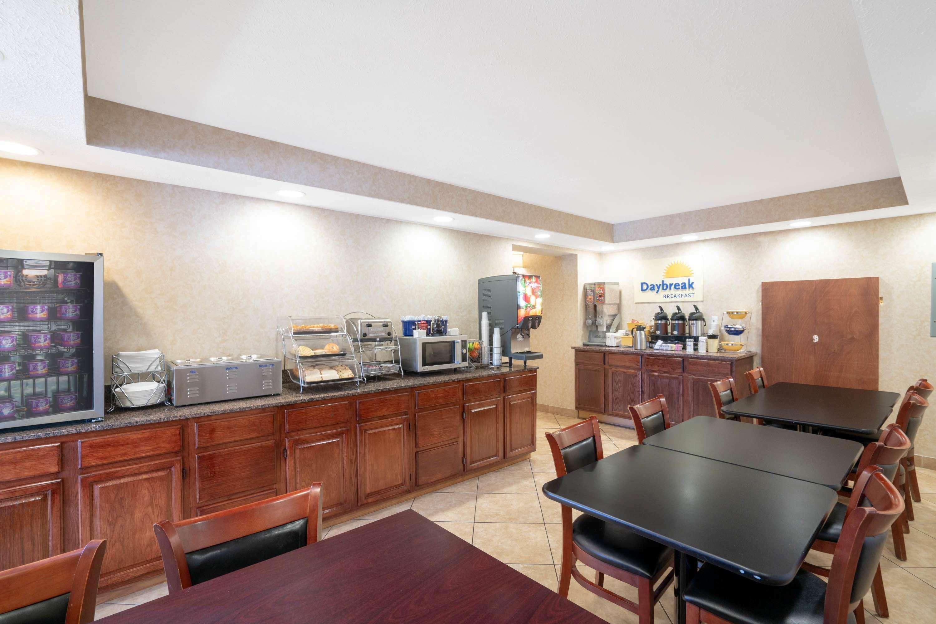 Days Inn By Wyndham Кейв Сити Екстериор снимка