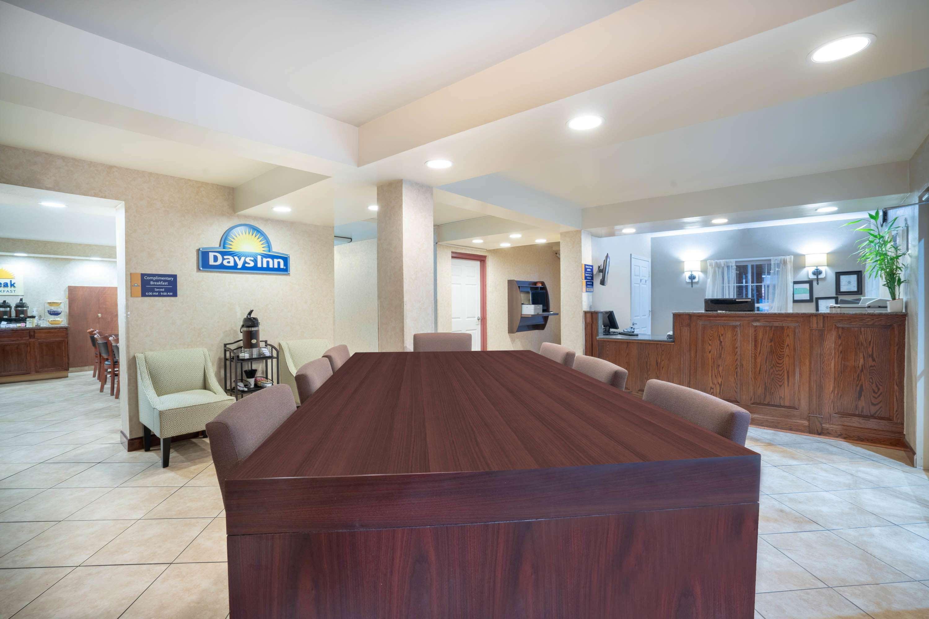 Days Inn By Wyndham Кейв Сити Екстериор снимка