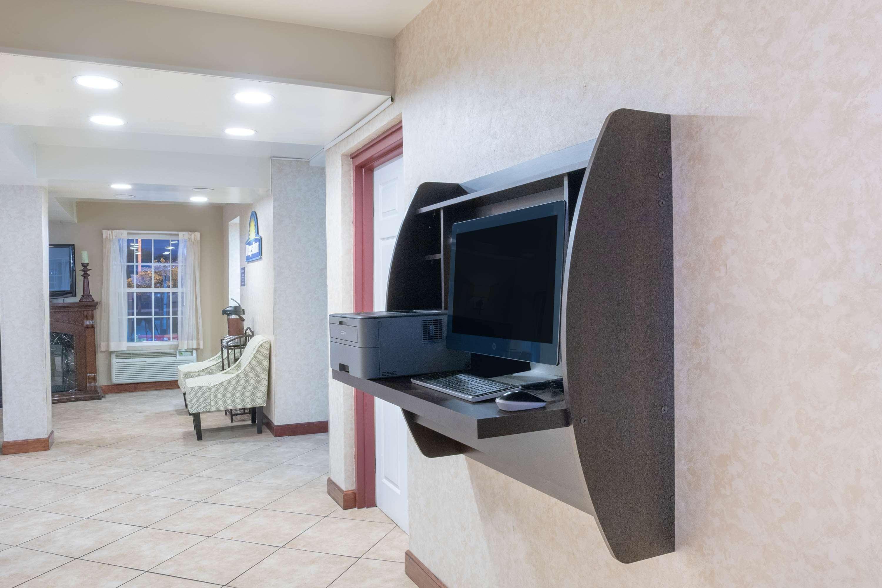 Days Inn By Wyndham Кейв Сити Екстериор снимка