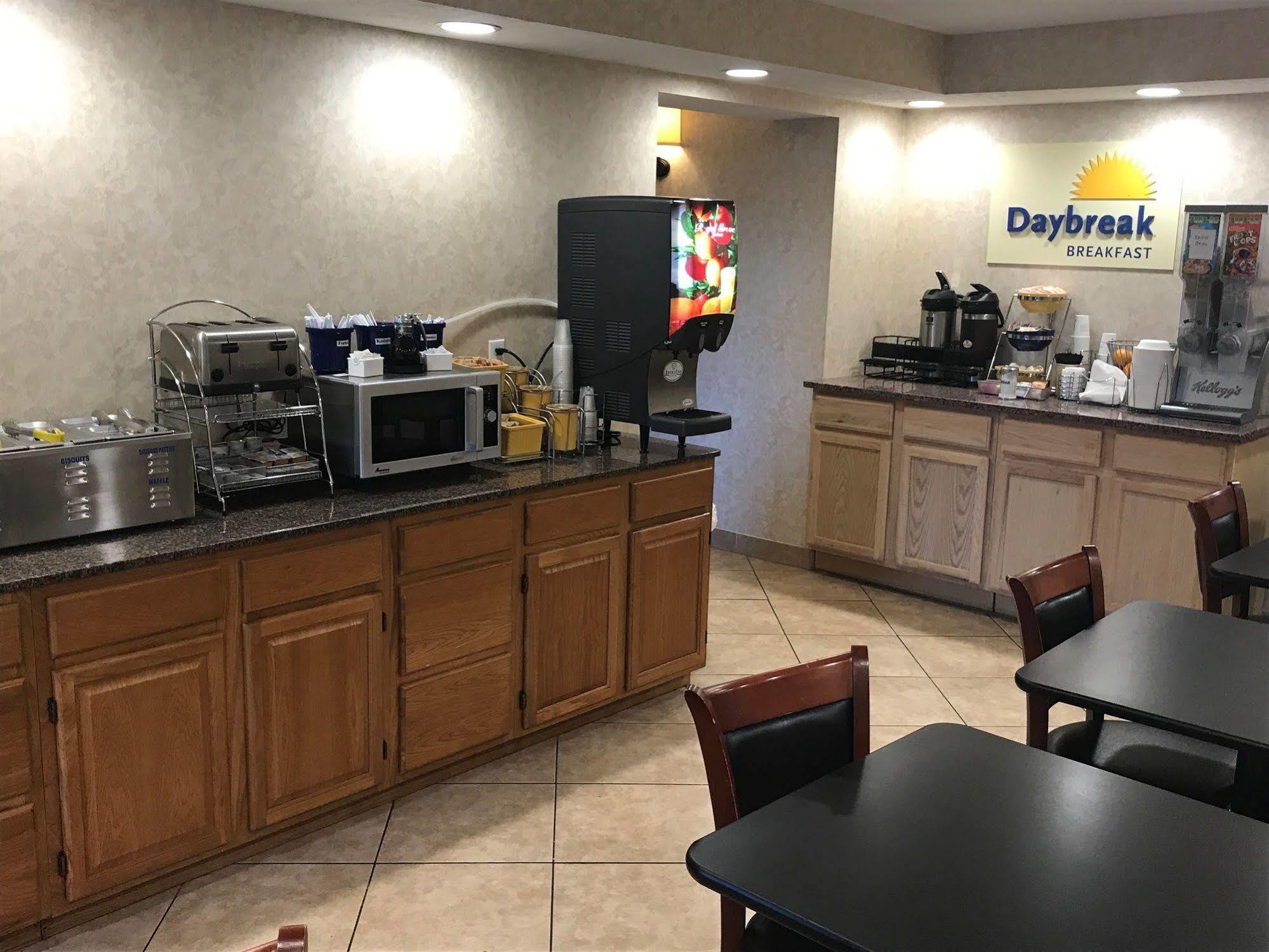 Days Inn By Wyndham Кейв Сити Екстериор снимка
